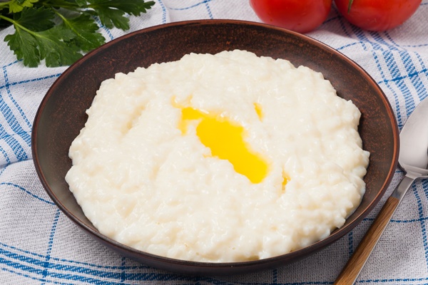 rice porridge with milk poured with butter - Рисовая каша на воде