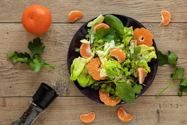 salad with vegetables fruit table - Листовой салат с мандаринами