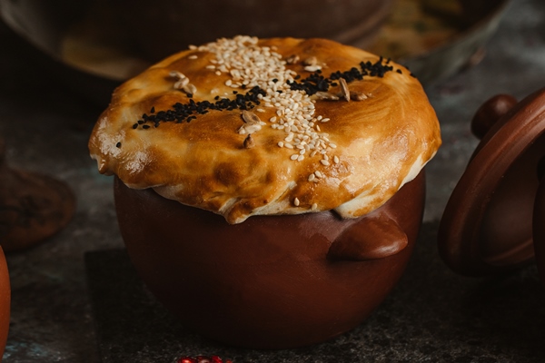 two pottery bowles with pie rice inside - Суточные щи в горшочке