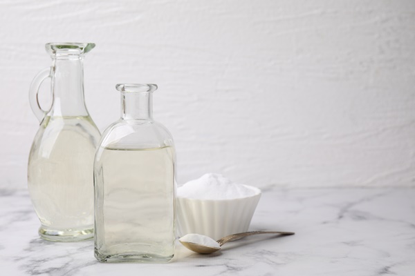 vinegar baking soda white marble table space - Как правильно гасить соду уксусом