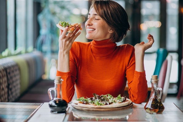 young pretty woman eating pizza pizza bar - Аппетит