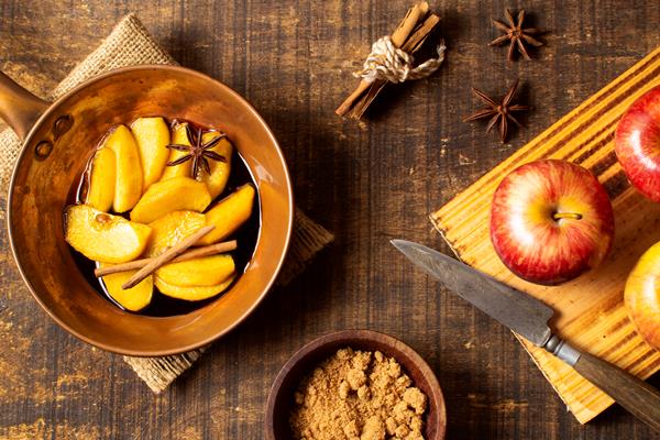 Тушёные яблоки к мясу и птице boiled slices apple pie top view - Тушёные яблоки к мясу и птице