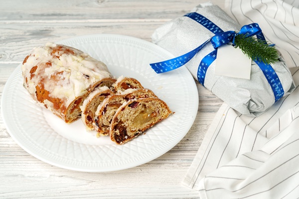 christmas stollen plate white wooden table - Постный штоллен с марципановой начинкой