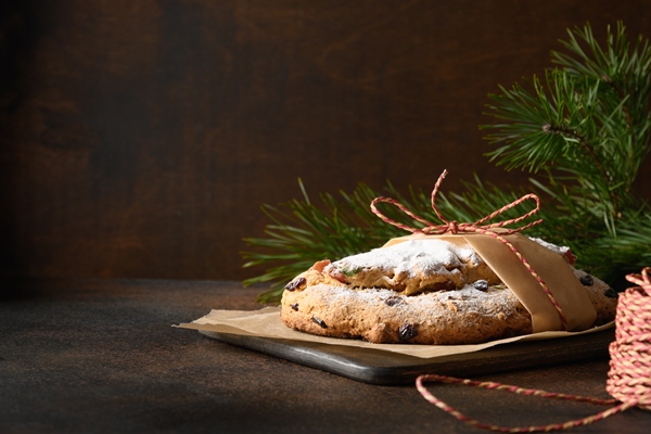 christmas stollen traditional german bread brown - Штоллен с марципаном