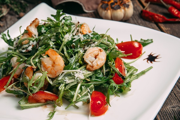 closeup on arugula shrimps and tomatoes salad 1 - Лучшие новогодние постные салаты с морепродуктами