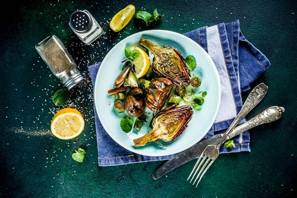 cooked baked artichoke - Запечённые артишоки
