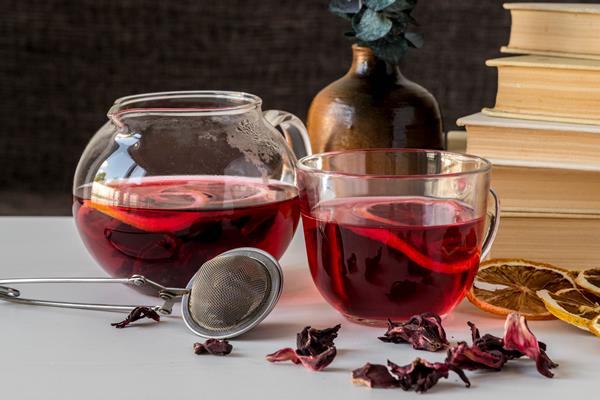 cup with natural herbs - Горячий цитрусовый каркаде