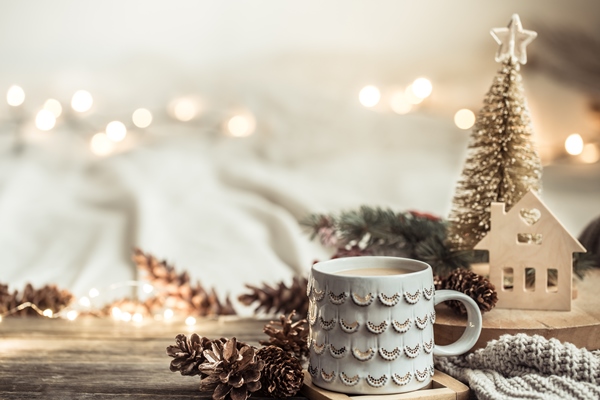 festive wall with cup wooden wall with lights - Праздничные кулинарные мастер-классы для детей