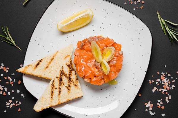 fresh salmon toasted bread - Тартар из лосося