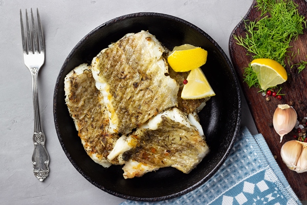 fried cod fish fillet with spice cast iron pan top view - Как пожарить рыбу без брызг жира