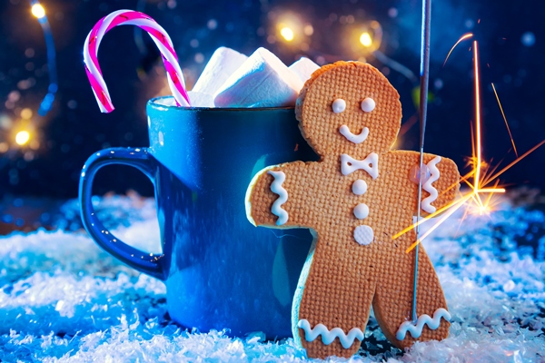 gingerbread man cup hot chocolate with marshmallows sparkler - Как сделать праздничный стол полезным: рецепты и рекомендации