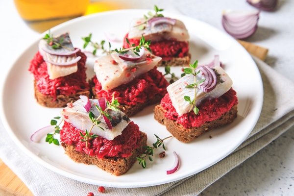 herring appetizer herring with beets rye bread brain food concept home cooking - Закуска "Новогодняя" из сельди и свёклы