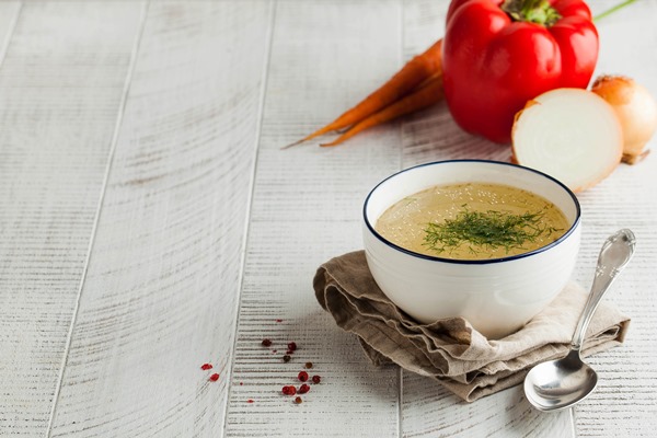 homemade broth white bowl napkin with dill fresh vegetables wooden background concept healthy eating copy space - Сколько соли добавлять в бульон