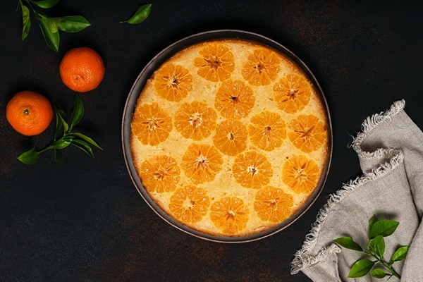 homemade sweet mandarin tangerine pie plate with linen towel - Миндальный пирог с мандаринами