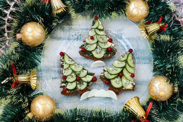 new year sandwiches from black bread cheese and cucumbers in the form of a christmas tree decorated berries 1 - Лучшие постные новогодние закуски без масла