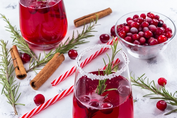 red cranberry rosemary cocktails with raw fruits - Клюквенный пунш с розмарином