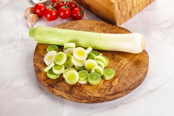 ripe sliced leek board - Гарнир из лука-порея