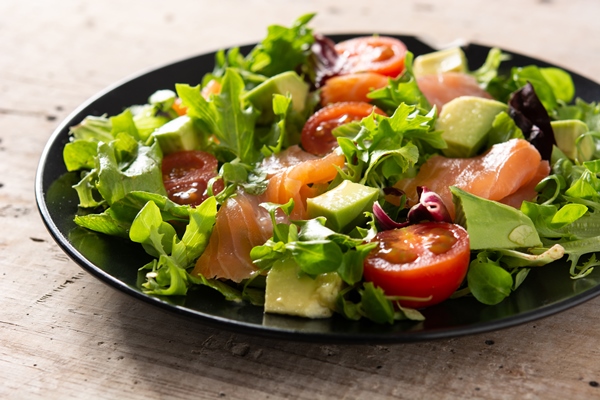 salmon avocado salad rustic wooden table - Салат с красной рыбой и авокадо