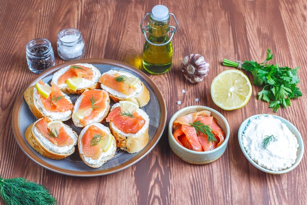 sandwiches with smoked salmon cream cheese dill 2 - Лосось солёный в масле