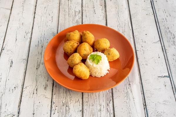 seafood bites coated with parsley cooked white rice orange plate - Постные рисовые крокеты с грибами