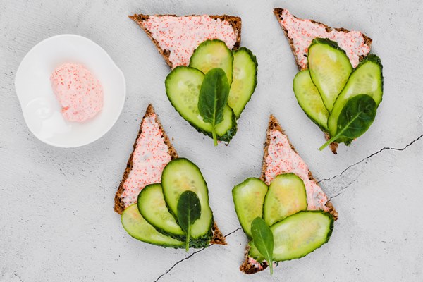 top view roe bread with cucumbers - Закуска с огурцами и селёдочным маслом