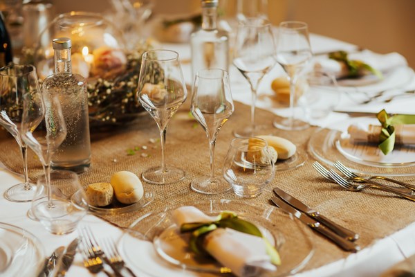 wedding table setting close up detail restaurant serving table close up - Как правильно пользоваться столовыми приборами