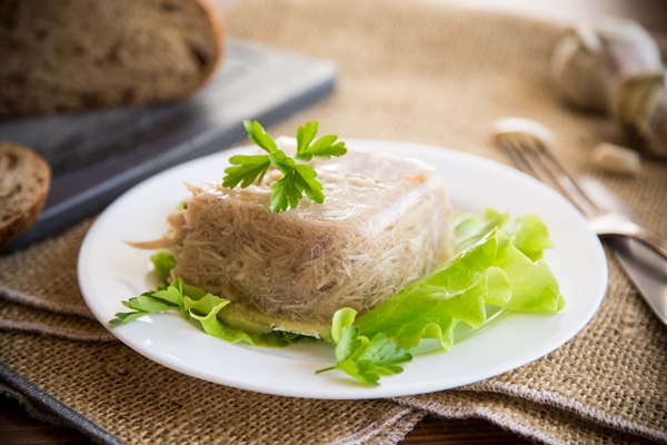 boiled chicken meat aspic meat gelatin broth plate 2 - Студень свиной (старинный рецепт)