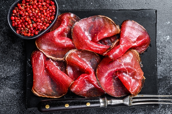 bresaola cured meat beef cut pieces italian antipasti - Русская солонина (старинный рецепт)
