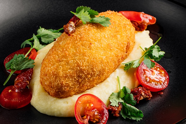 chicken kiev cutlet with mashed potato - Котлета по-киевски