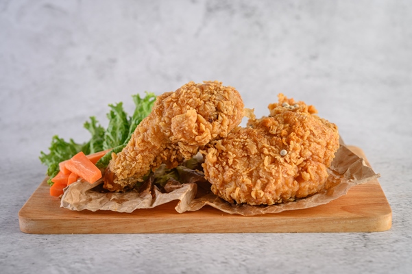 crispy fried chicken wooden cutting board - Куриные крылышки в панировке