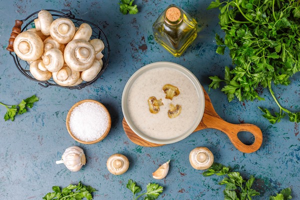 Горячая грибная подливка, постный стол delicious homemade mushroom cream soup top view - Горячая грибная подливка, постный стол