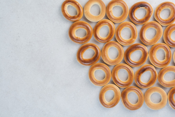 delicious round cookies white background high quality photo - Сушки домашние