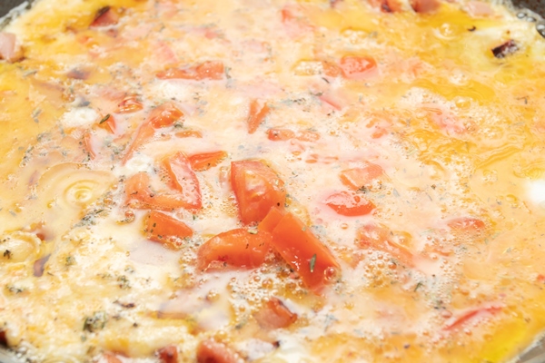 eggs omelette with tomatoes sausages breakfast are fried pan morning kitchen - Лечо закарпатское