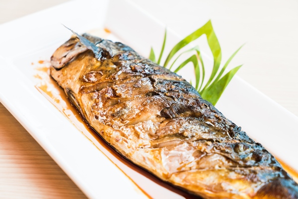 grilled saba fish with black sweet sauce - Скумбрия, запечённая с картофелем