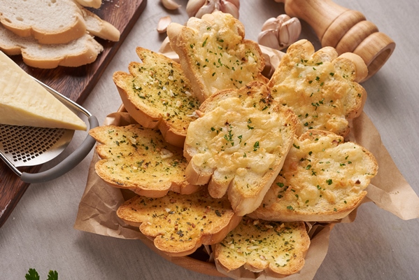 homemade tasty bread with garlic cheese herbs kitchen table - Гренки по-немецки (старинный рецепт)