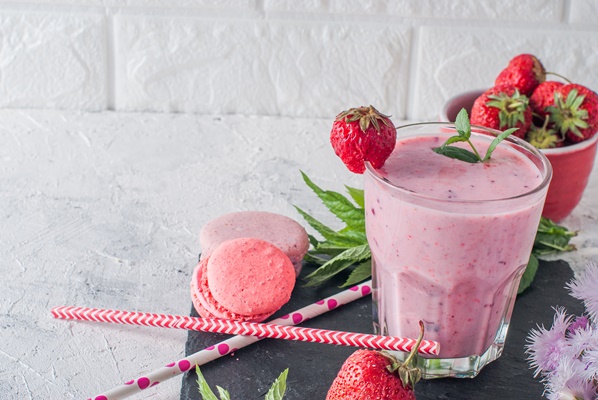 refreshing strawberry blueberry smoothies - Молочный коктейль с клубникой