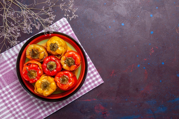 top view cooked bell peppers with ground meat grey desk food beef dolma vegetables meal - Перец фаршированный