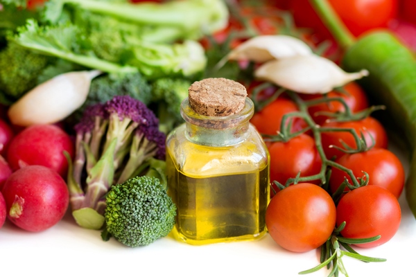 vegetables bottle olive oil close up - Какие продукты питания можно употреблять в сыром виде