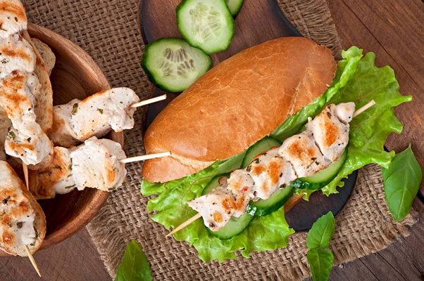 big sandwich with chicken kebab lettuce - Сувлаки из курицы