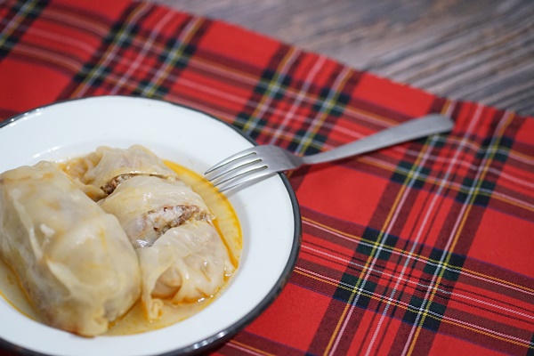cabbage rolls served plate - Голубцы с омлетом