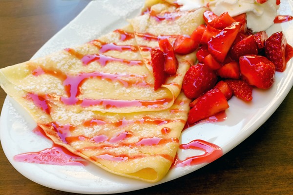 close up crepe with strawberries served plate table - Начинка для блинов с йогуртом, клубничным вареньем и базиликом