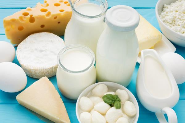 close up organic milk with gourmet cheese - Молочная диета