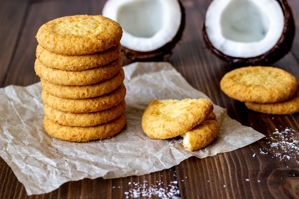 coconut cookies brown wooden coconuts - Постное кокосовое печенье