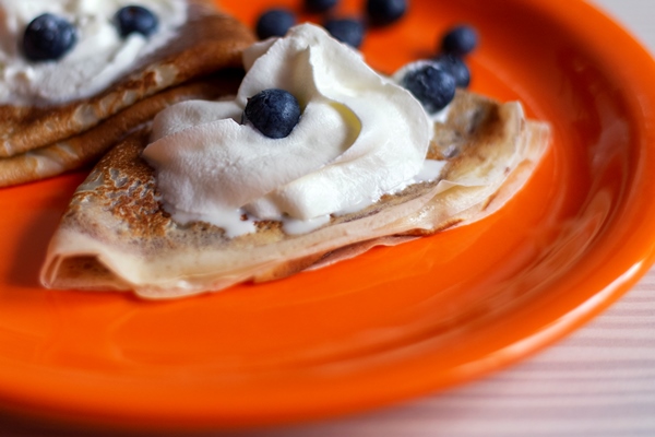 delicious homemade pancakes with fruits blur background table - Простые дрожжевые гречневые блины
