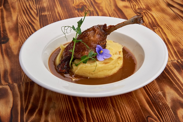duck confit roasted duck leg with puree white plate table - Тушёная утка с овощами