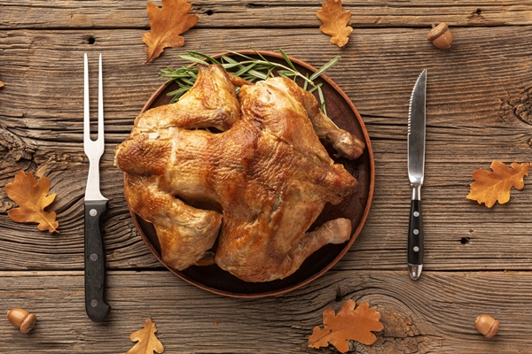 flat lay arrangement with delicious turkey - Курица на банке