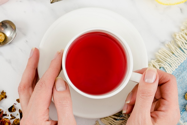 flat lay tea cup still life kopiya - Малиновый чай с сиропом