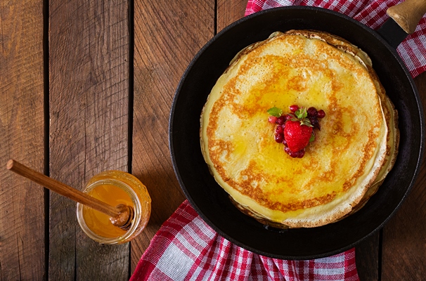 golden pancakes with cranberry jam honey rustic style top view 1 1 - Пресные блинцы