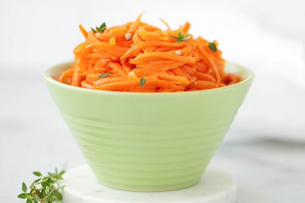 koreanstyle spicy carrot salad with spices herbs green bowl closeup - Салат из моркови и топинамбура