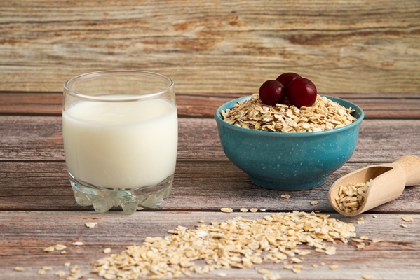 oatmeal crackers grains with berries cup milk table - Овсяный настой